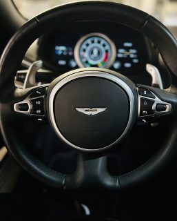 Aston Martin DB11 V8